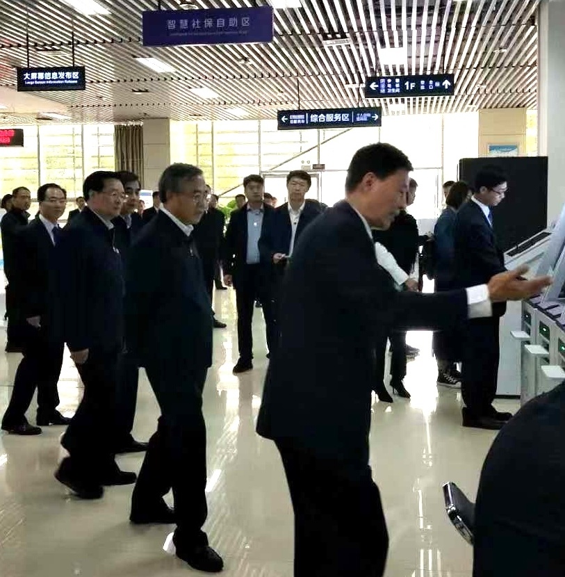 胡春华副总理考察郑州人社 91看片免费下载智慧大厅自助服务系统受到关注